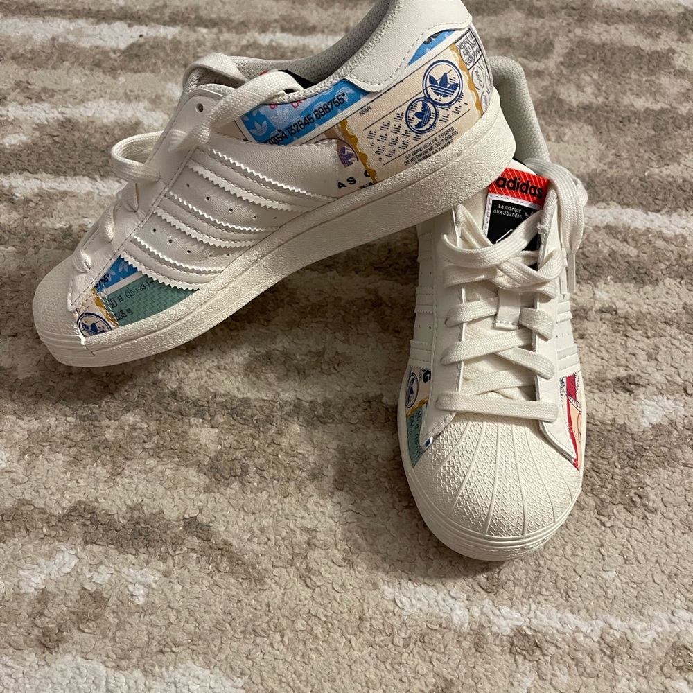 Shoes adidas for girl.